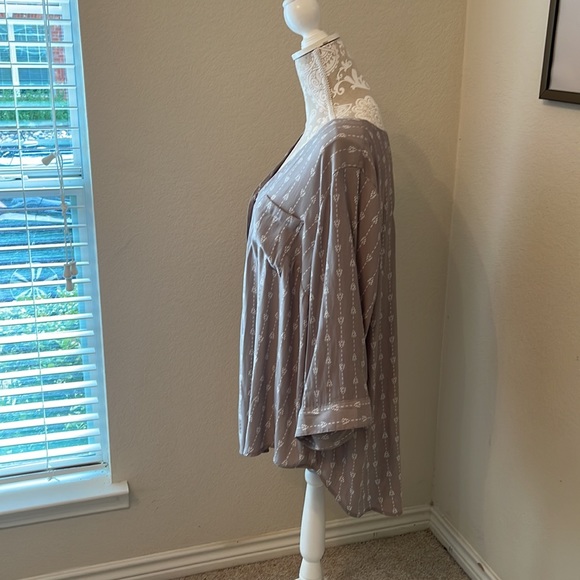 Torrid sz 3 gray and white tunic - Picture 3 of 4